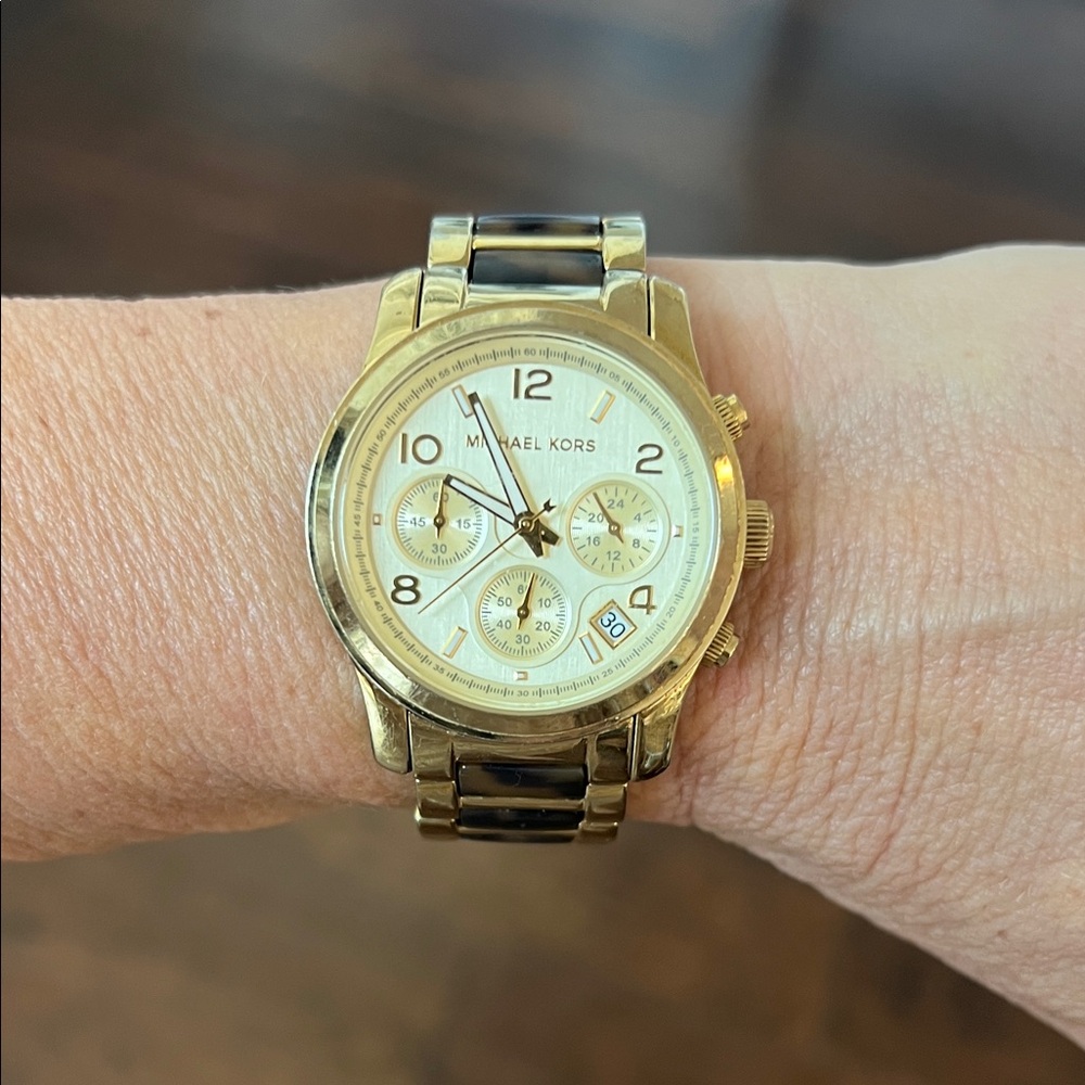 Michael Kors Gold Chronograph Watch with Black Details

Needs battery